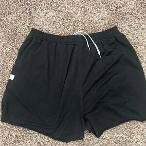 Vuori boyfriend short in black, size medium